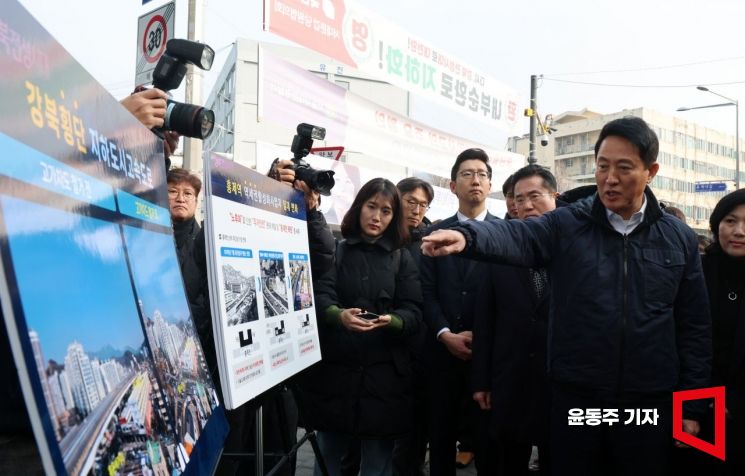 [포토] '강북횡단 지하고속도로' 보고 받는 오세훈
