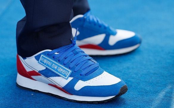 빌려 신었는데 벌써 인기폭발…다카이치도 관심 보인 '이재명 운동화'