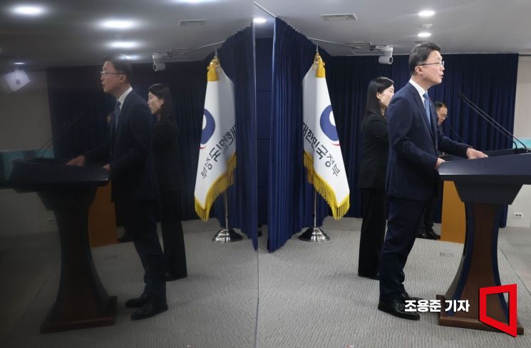 [포토]독자 AI 파운데이션 모델 1차 평가 결과 발표하는 류제명 차관