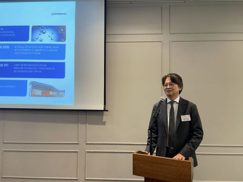 김기철 덕양에너젠 대표가 15일 서울 여의도 CCMM빌딩에서 열린 기업공개(IPO) 기자간담회에서 성장 전략에 대해 발표하고 있다. 덕양에너젠