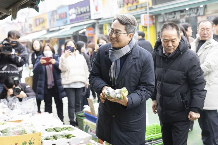 '의왕 도깨비시장' 찾은 김동연 "비가림막 공사 설 이후 신속 재개"