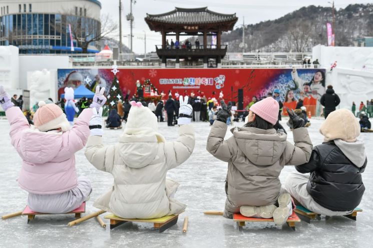 화천천 가득 메운 인파…화천산천어축제, '천사의 날'로 온기 더했다