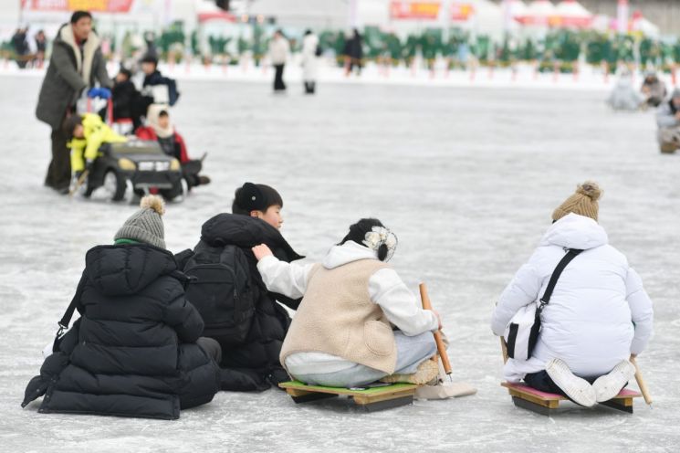 화천천 가득 메운 인파…화천산천어축제, '천사의 날'로 온기 더했다