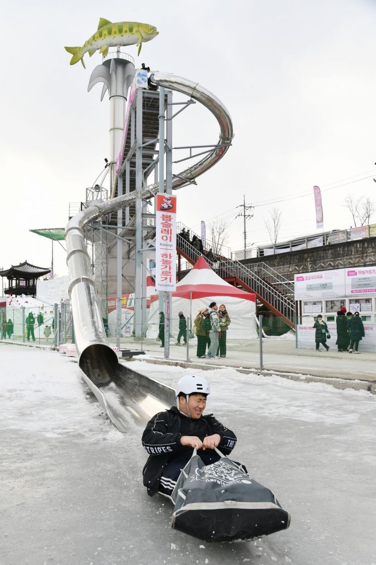 화천천 가득 메운 인파…화천산천어축제, '천사의 날'로 온기 더했다