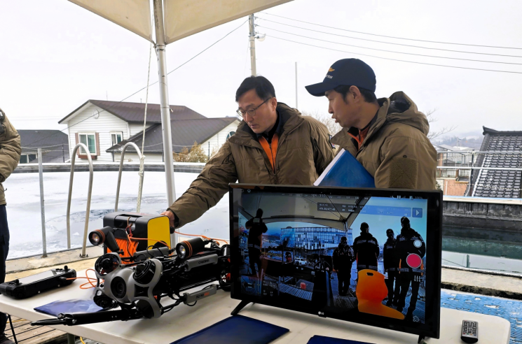 "수심 200m까지 샅샅이"…경기북부119, 수중드론으로 구조 역량 강화
