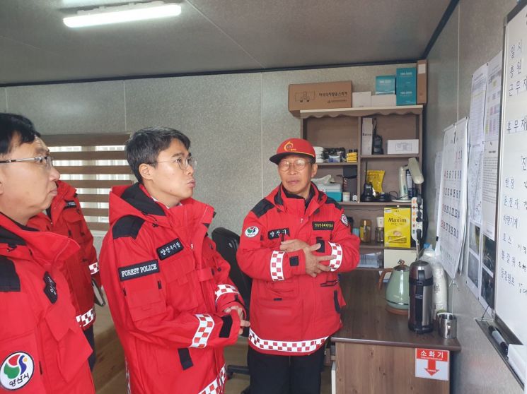 책상 행정 STOP! ‘현장으로’…  양산 김신호 부시장, 산불 대응 점검