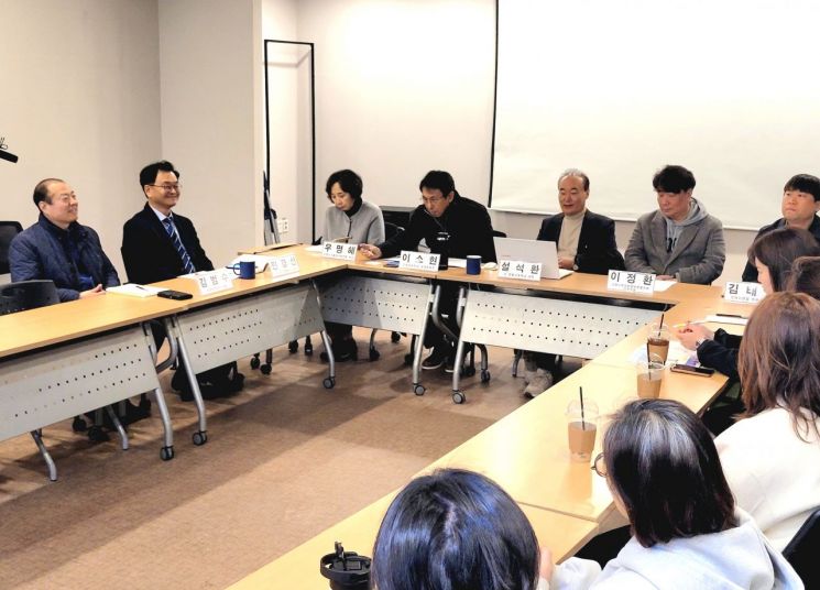 민경선 전 경기교통공사 사장이 15일 '모든 아이가 행복한 교육도시'를 주제로 한 '교육도시 만들기 경청 간담회'에 참석해 발언하고 있다.