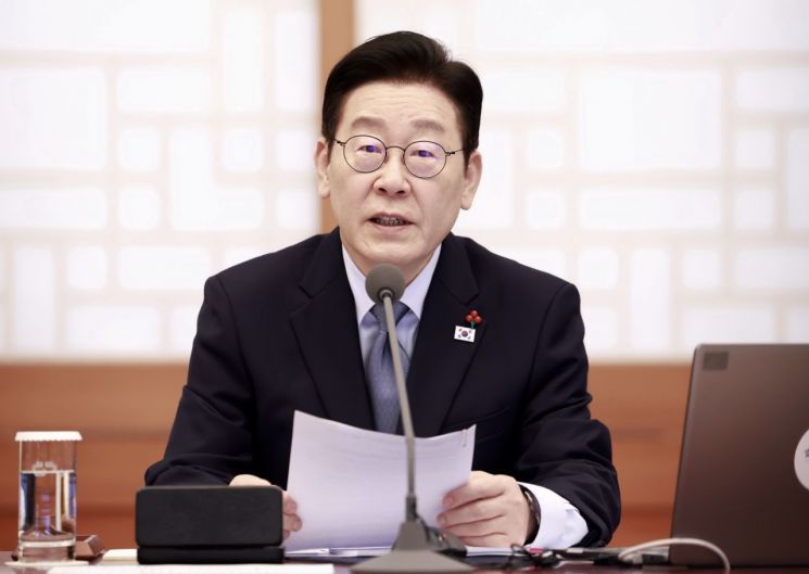 靑 "추경 편성 검토한 바 없다…원론적인 취지의 말씀"