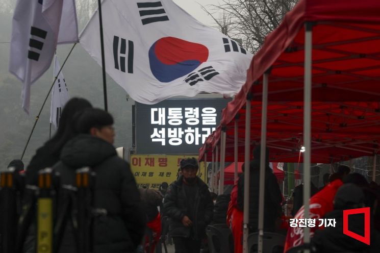 [포토] 윤석열 전 대통령 석방 촉구하는 지지자들