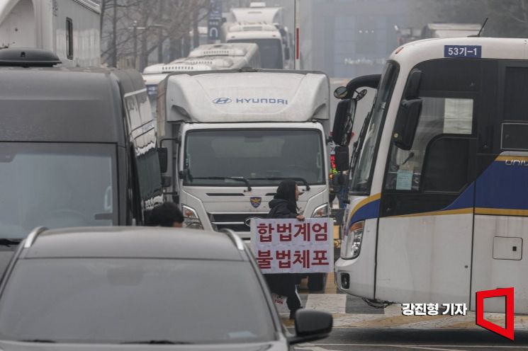 [포토] 경찰 차벽으로 가로막힌 서울중앙지법 출입구
