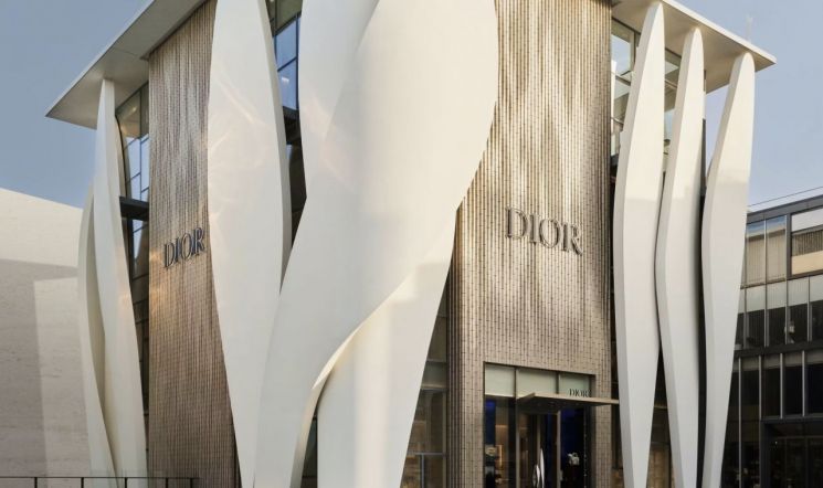 주식 오르자 中 명품 소비 꿈틀…전략 바꾸는 명품업계