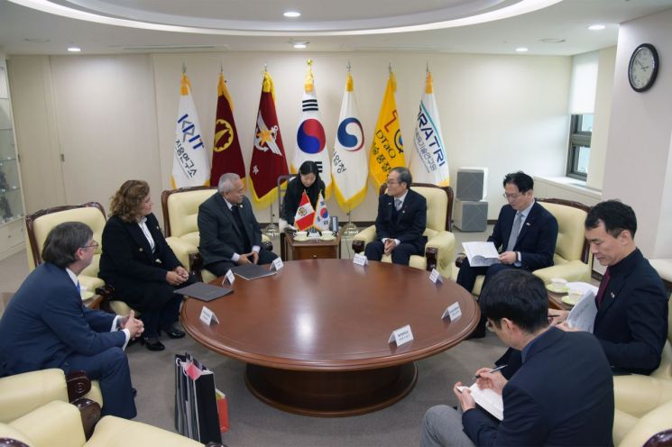 방사청장, 페루 의원단과 면담…방산협력 논의