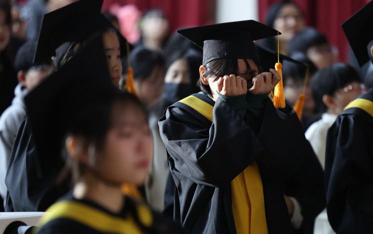 "이젠 전교에 몇 명뿐"…희귀해진 개근상, 성실함 상징은 옛말