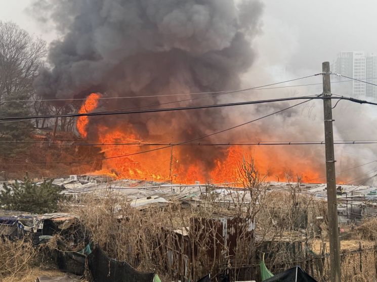 서울 구룡마을서 '산불'…안개 등 영향, 헬기 투입 난항