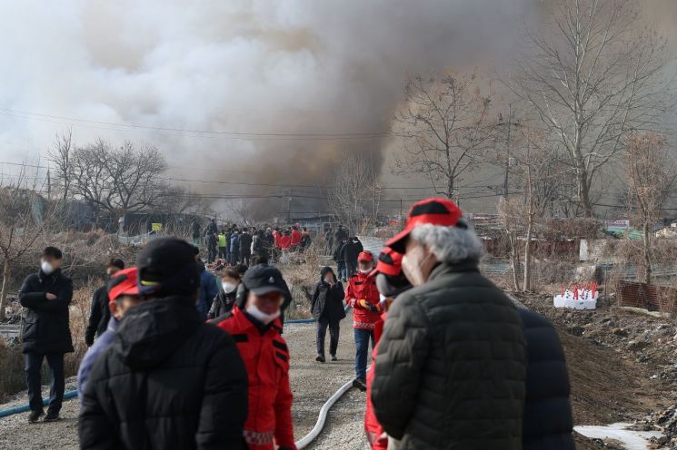 강남 구룡마을 화재 6시간여 만에 초진…대응단계 하향