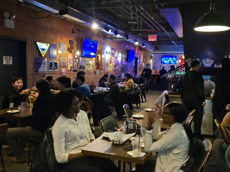 "힙하다 힙해" 퇴근길 치맥에 한국 화장품 싹쓸이까지…뉴요커 일상에 스며들다[K웨이브3.0]④