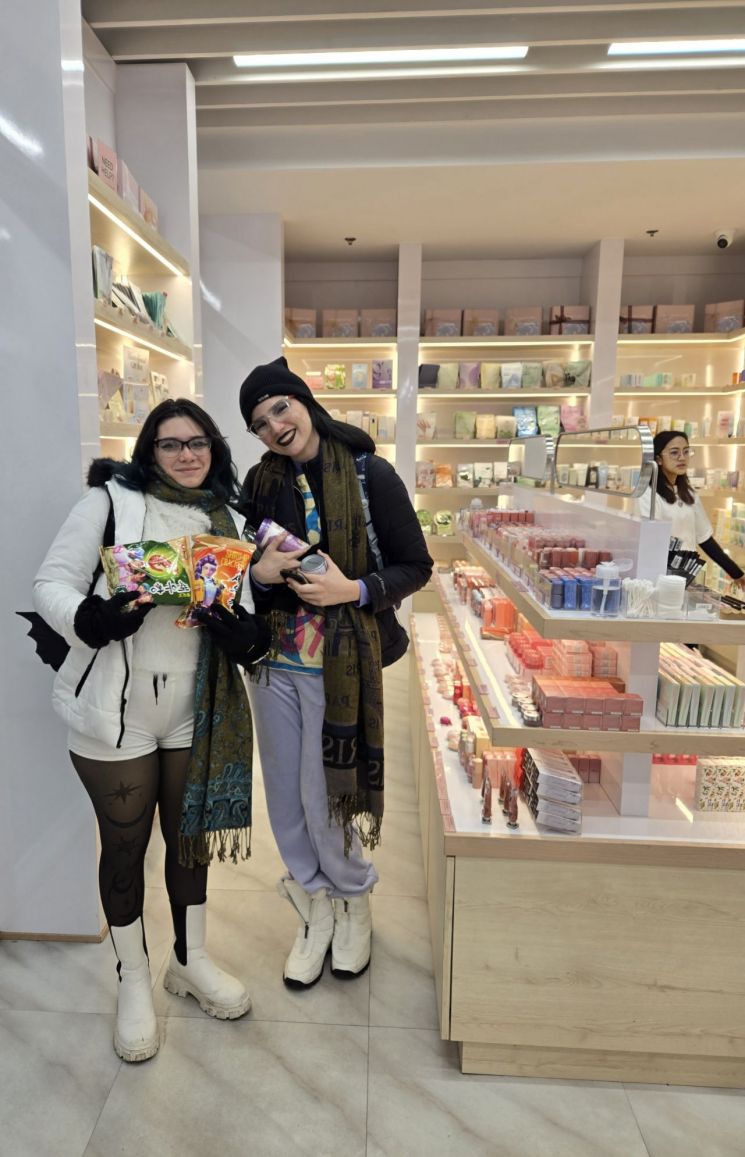 "힙하다 힙해" 퇴근길 치맥에 한국 화장품 싹쓸이까지…뉴요커 일상에 스며들다[K웨이브3.0]④