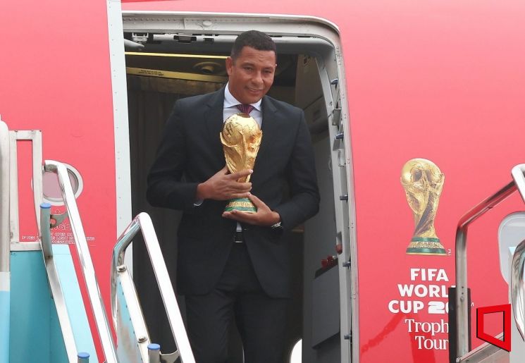 [포토] 브라질 전 축구 국대 지우베르투 시우바, 월트컵 오리지널 트로피 공개