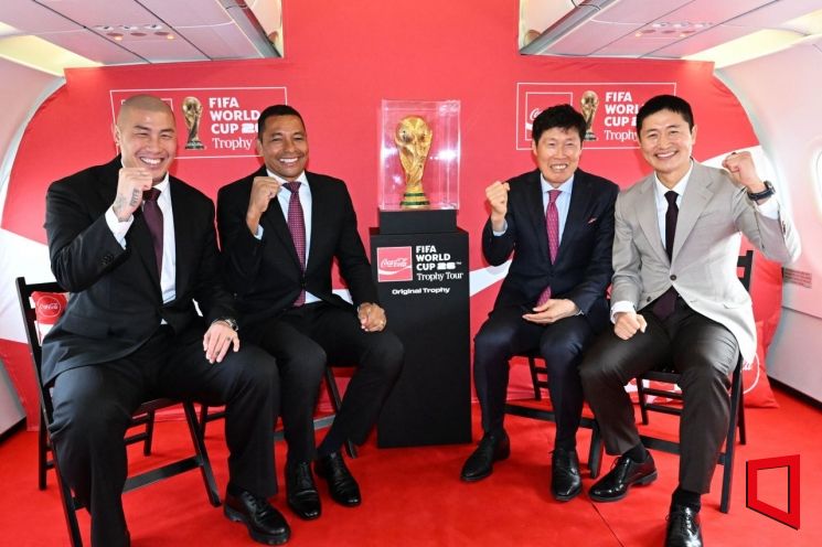 [포토] 피파 월드컵 오리지널 트로피와 함께