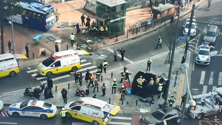 서울 서대문역 인근 건물로 버스 돌진…13명 부상