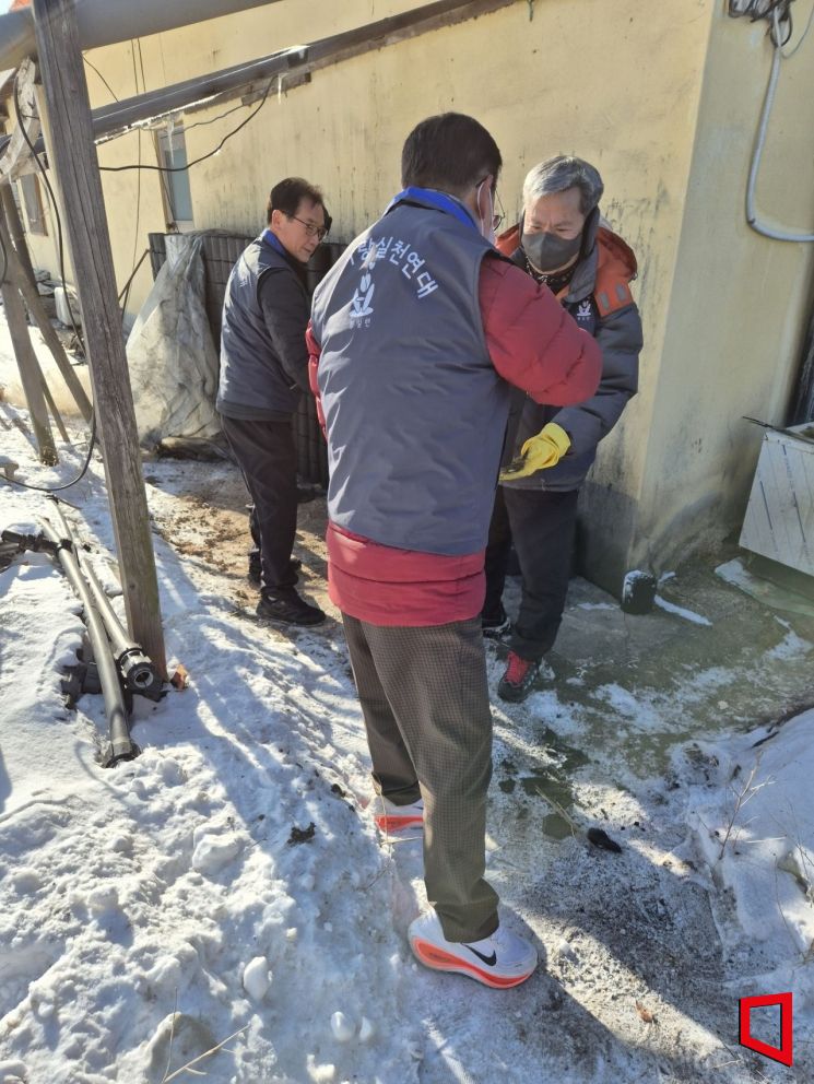‘연탄 500장에 담긴 마음’…봉화사랑실천연대, 한부모 가정에 겨울 온기