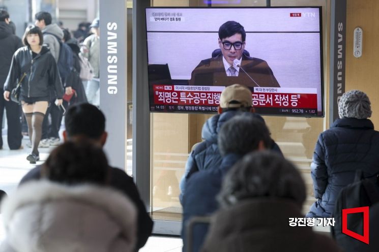 [포토] 윤석열 전 대통령 '체포 방해' 1심 징역 5년