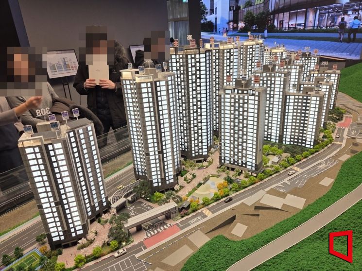 "집값 더 오르기 전에 서두르자"…'국평 15억' 서울에 드파인 첫 분양[르포]