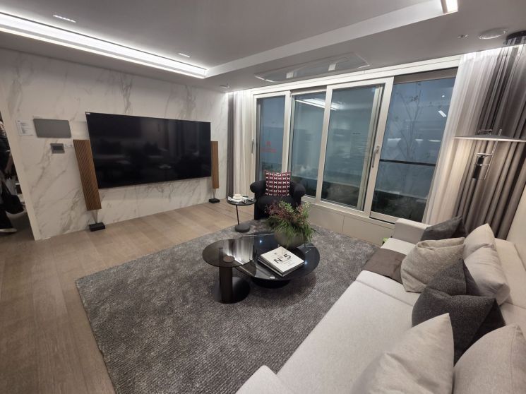 "집값 더 오르기 전에 서두르자"…'국평 15억' 서울에 드파인 첫 분양[르포]