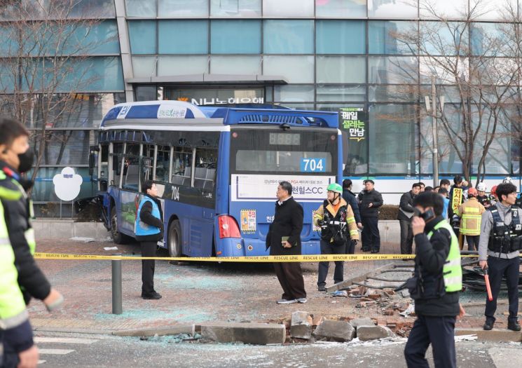 서울 서대문역 버스 돌진 사고…버스운전자 "브레이크 작동 안했다"