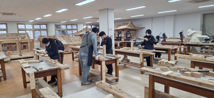 "종묘 같은 문화재 직접 고칠 겁니다"…40대 연구원 출신이 대패 잡은 이유