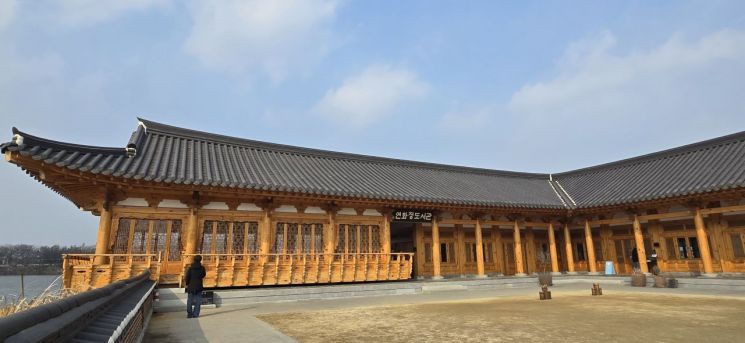 "종묘 같은 문화재 직접 고칠 겁니다"…40대 연구원 출신이 대패 잡은 이유