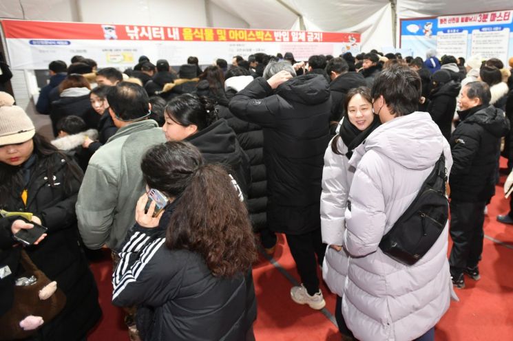 "추위도 잊은 강태공들"…화천산천어축제, 개막 두번째 주말 '구름 인파'
