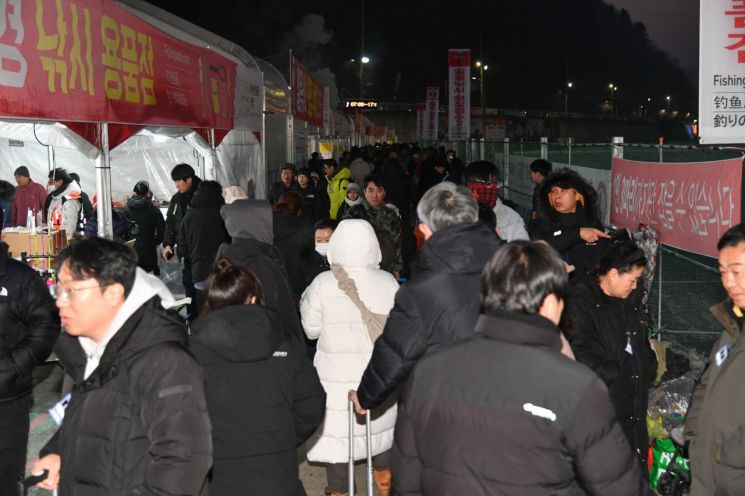 "추위도 잊은 강태공들"…화천산천어축제, 개막 두번째 주말 '구름 인파'
