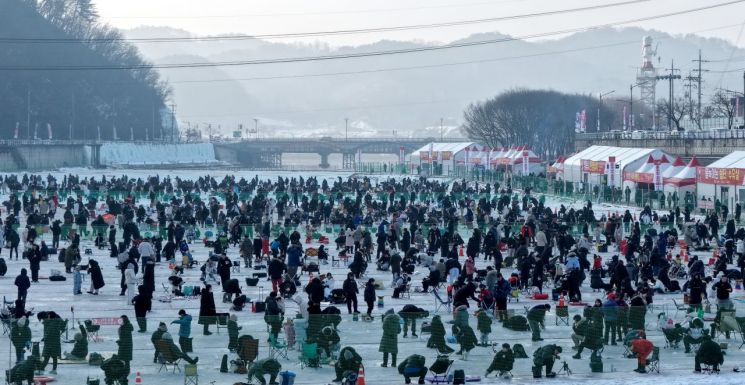 "Anglers Forget the Cold"... Hwacheon Sancheoneo Festival Draws Huge Crowds on Second Weekend