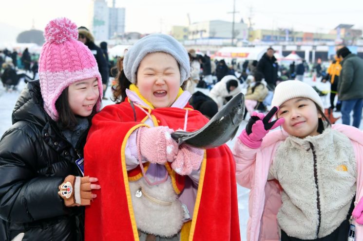"Anglers Forget the Cold"... Hwacheon Sancheoneo Festival Draws Huge Crowds on Second Weekend
