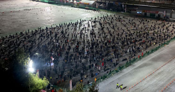밤에도 뜨거운 화천산천어축제, 지역 경제 살리는 효자 노릇 '톡톡'