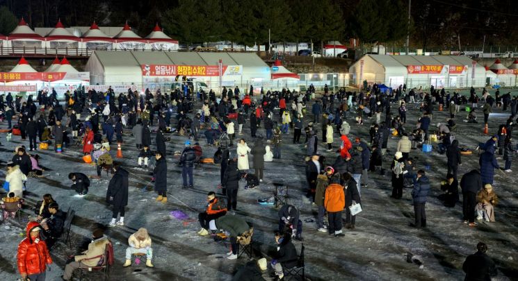 밤에도 뜨거운 화천산천어축제, 지역 경제 살리는 효자 노릇 '톡톡'