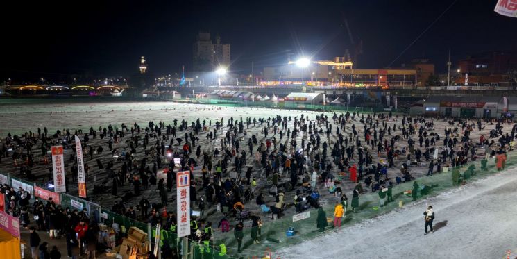 밤에도 뜨거운 화천산천어축제, 지역 경제 살리는 효자 노릇 '톡톡'