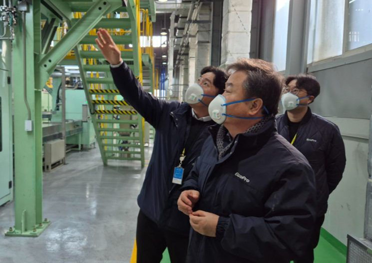 "전고체 시대 대비하자" 이동채 에코프로 창업주, 연구 현장 찾아