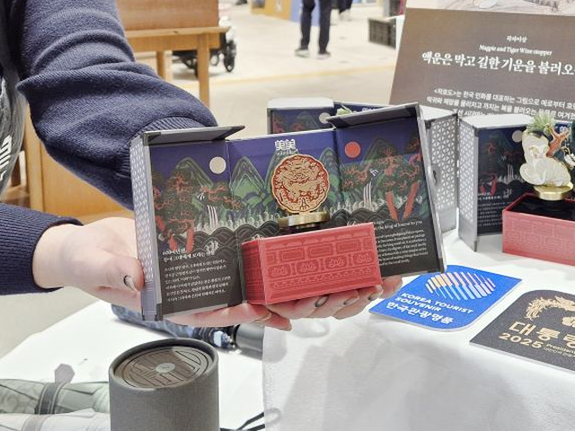 와인 한 병에 담긴 조선의 福… 롯데百 부산본점, 왕실 와인마개 '미미달' 팝업스토어 개최