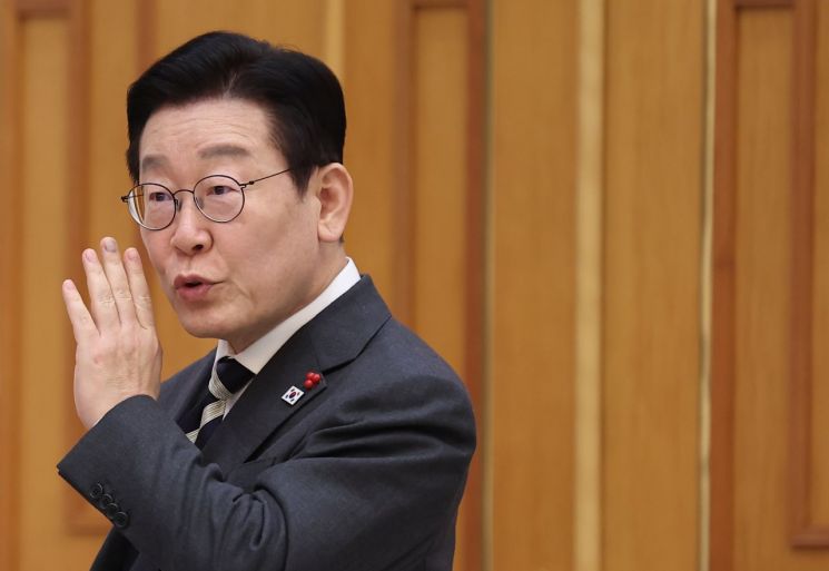 李대통령 "댓글 가끔 읽어…가짜뉴스 여론조작은 민주주의 파괴 범죄"