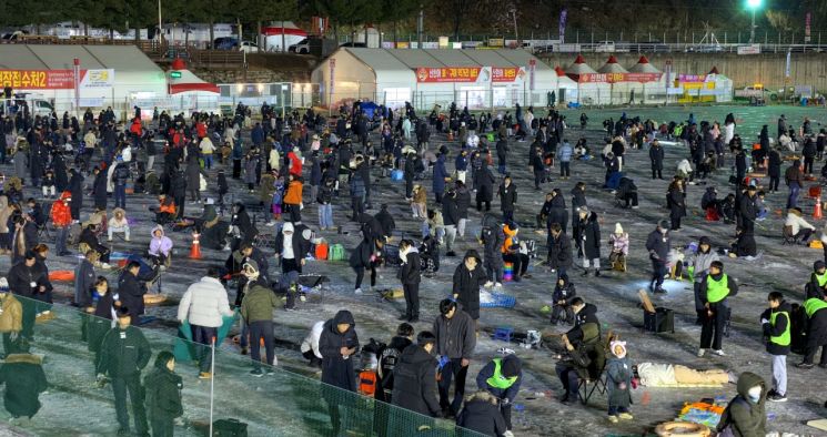 "또 대박 났다" 낮부터 밤까지 '북적북적'…개막 2주 맞은 겨울축제 흥행 '폭발'