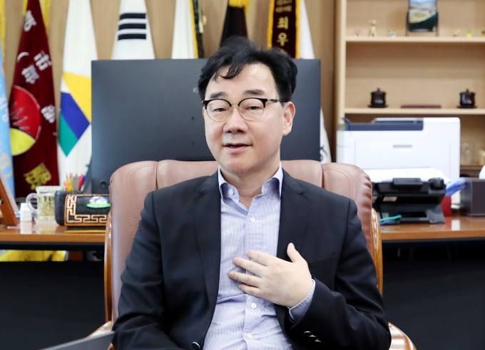 女군의원과 악수 도중 "안아보자"는 말 뒤 포옹… 하동군수 검찰 송치