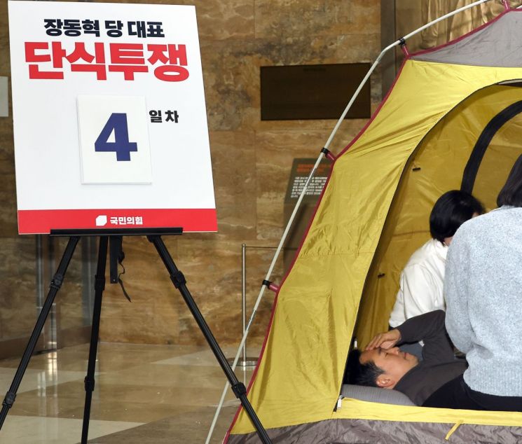 '쌍특검' 요구 단식 4일째 장동혁 "장미보다 먼저 쓰러지면 안돼"