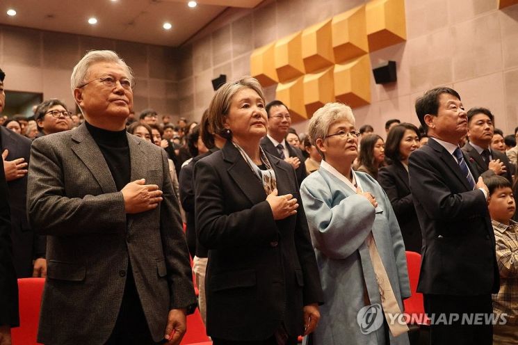 문재인 전 대통령, 동서인 김한수 출판기념회 참석해 응원