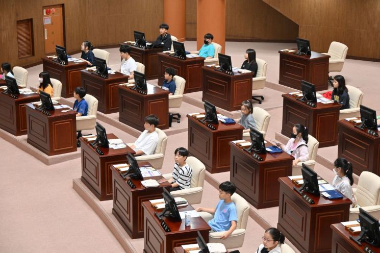 진주시의회, 겨울방학 맞아 청소년 의회 체험 ‘반갑-데이’ 진행