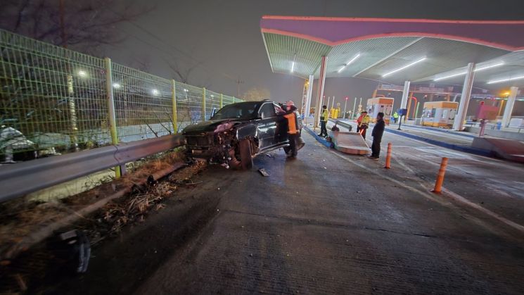 구리요금소 인근서 차량이 가드레일 충돌…2명 사망·2명 부상