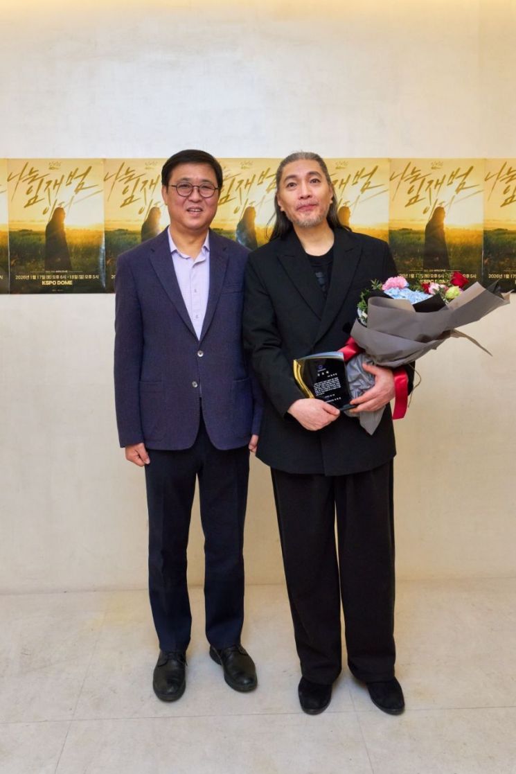 '가왕' 임재범, 40년 음악 여정 마침표…문체부 공로패 수여