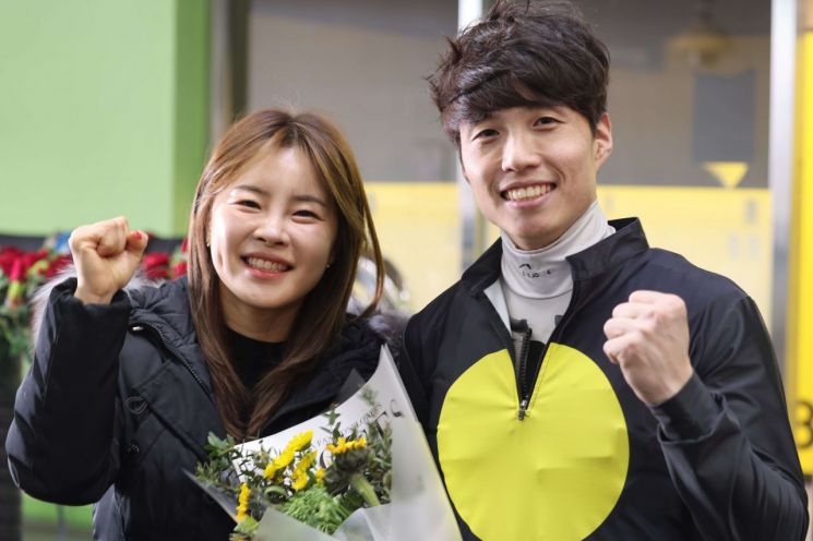 남편은 고삐 잡고 아내는 조교사… '경마 커플' 첫 승