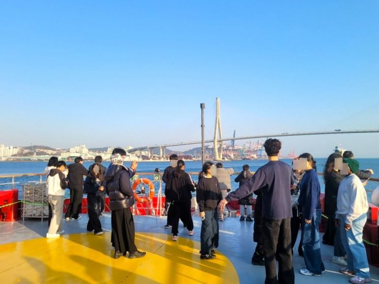 '바다 없는' 아동들에게 부산항 유람 선물했네